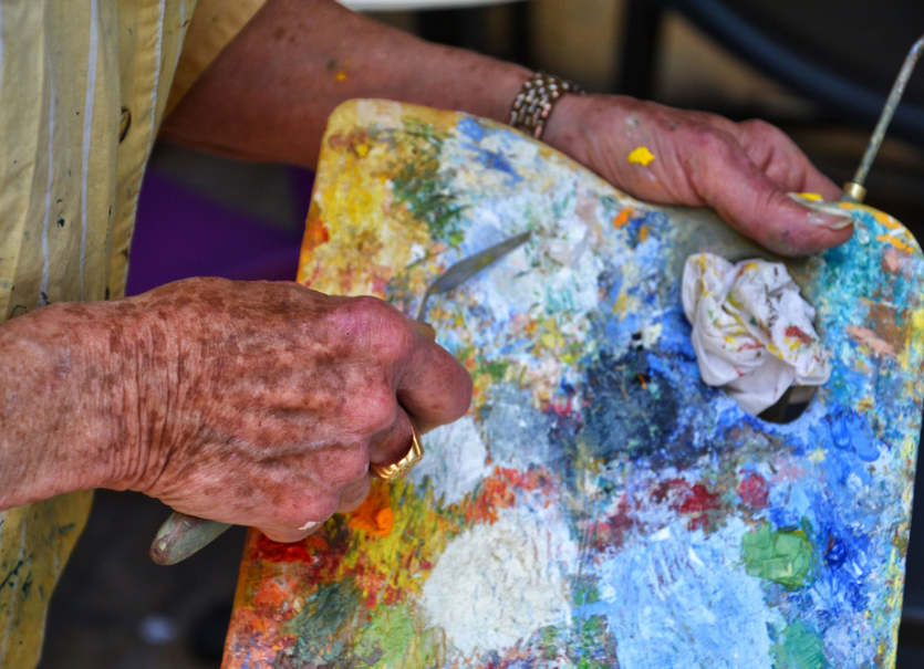 Rencontrez les peintres les mains du peintre jouant avec ses couleurs